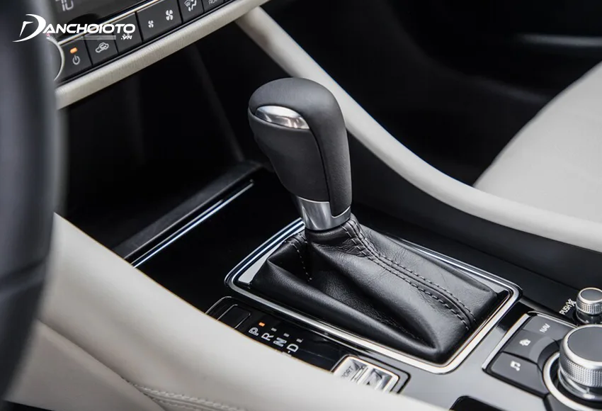 be-can-so-trung-tam-mazda-6-2020-duoc-op-nhua-bong-trong-sang-hon-jpg-1 Bệ cần số trung tâm Mazda 6 2020 được ốp nhựa bóng trong sang hơn