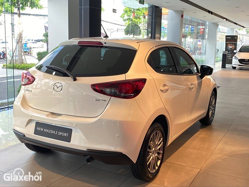 gia-xe-mazda2-sport-2023-2024-giaxehoi-vn-1-800x600-1 Trong tổng thể Mazda 2 Sport 2023, có lẽ phần đuôi của xe kén khách nhất bởi có nét hoài niệm phiên bản cũ.