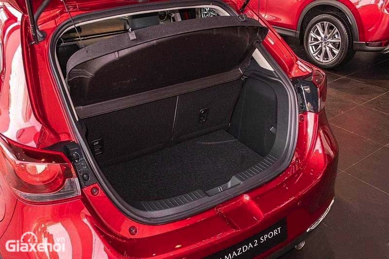 gia-xe-mazda2-sport-2023-2024-giaxehoi-vn-3-800x533-1 Hãng xe Nhật Bản vẫn cung cấp cho người dùng không gian hàng lý tốt với thể tích của Mazda 2 Sport 2023 là 440 lít.