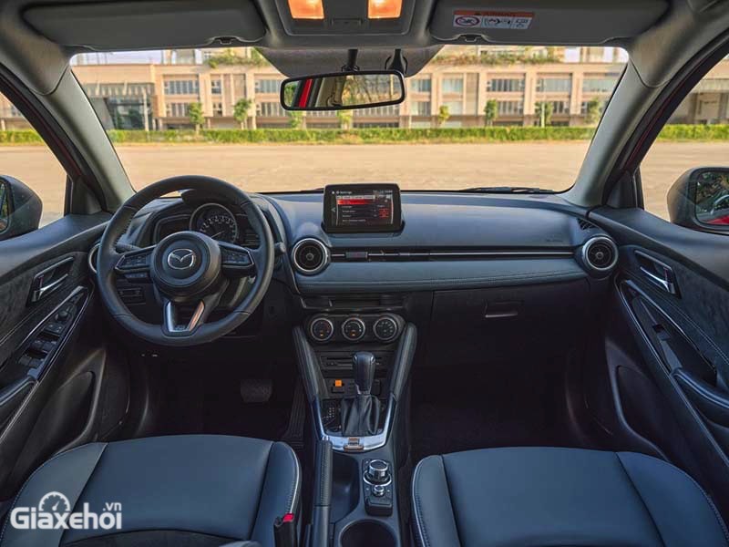 gia-xe-mazda2-sport-2023-2024-giaxehoi-vn-9-800x600-1 Một phần vô lăng đĩnh đạc là những gì người dùng có thể cảm nhận được trên Mazda 2 Sport 2023 nhờ thiết kế dạng 3 chấu bọc da.