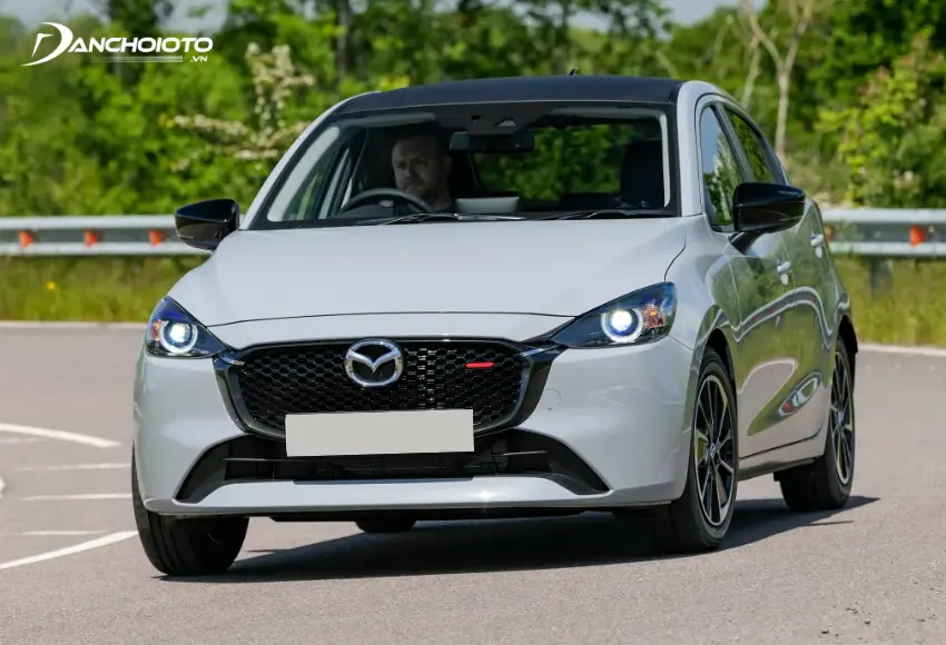 mazda-2-van-hanh-em-di-chuyen-ga-go-giam-toc-vao-duong-xau-khong-qua-dan-xoc-jpg Mazda 2 vận hành êm, di chuyển ga gờ giảm tốc, vào đường xấu không quá dằn xóc