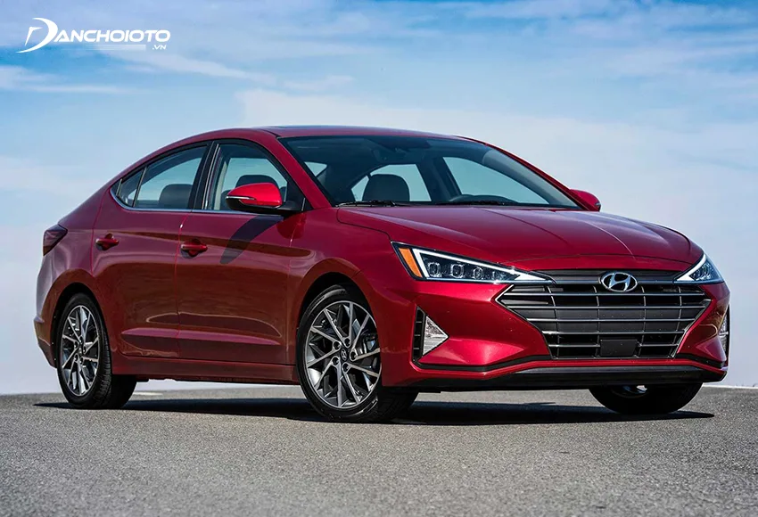 so-voi-mazda-3-gia-xe-elantra-thap-hon-trong-khi-dong-co-hieu-suat-cao-hon-jpg So với Mazda 3, giá xe Elantra thấp hơn trong khi động cơ hiệu suất cao hơn