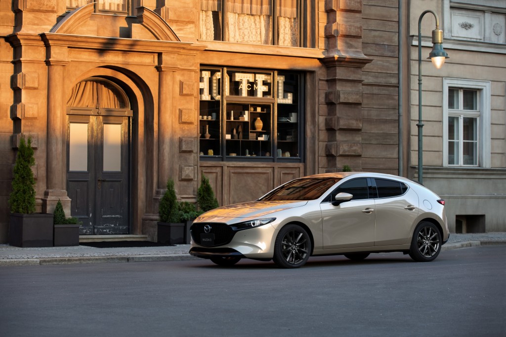 售價調漲9000 元、導入CTS 全速域與新色「琉光金」，Mazda3 Sedan/Hatchback 2022年式開始接單- CarStuff 人車事